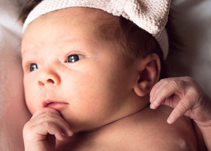 Ba mẹ cần chú ý lựa chọn kiểu dáng và chất liệu phù hợp cho các bé Newborn chưa rụng rốn