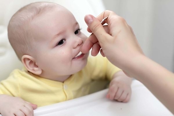 Bé 4 tháng ăn dặm được chưa? Bột ăn dặm cho bé 4 tháng tốt nhất