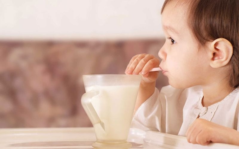 Trẻ uống sữa tươi ban đêm có tốt không?