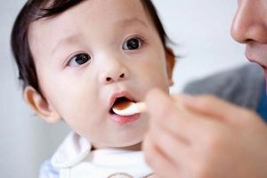 Cách cho trẻ uống thuốc khi trẻ không chịu