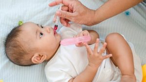 Cách cho trẻ uống thuốc khi trẻ không chịu