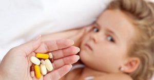 Cách cho trẻ uống thuốc khi trẻ không chịu