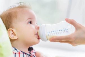 Cách dặm thêm sữa công thức cho trẻ sơ sinh