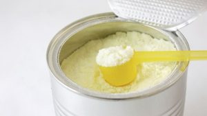 Cách dặm thêm sữa công thức cho trẻ sơ sinh
