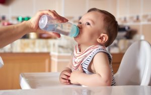 Giải đáp| trẻ vừa bú mẹ vừa uống sữa công thức có cần uống nước không