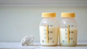 Giải đáp| trẻ vừa bú mẹ vừa uống sữa công thức có cần uống nước không