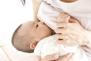 Giải đáp| trẻ vừa bú mẹ vừa uống sữa công thức có cần uống nước không