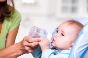 Giải đáp| trẻ vừa bú mẹ vừa uống sữa công thức có cần uống nước không