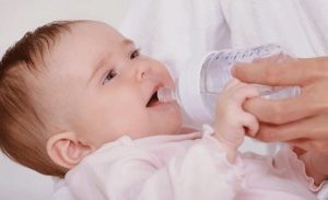 Giải đáp| trẻ vừa bú mẹ vừa uống sữa công thức có cần uống nước không